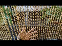 Dekorasi pintu atau jendela gorden rantai logam dengan layar lalat rantai