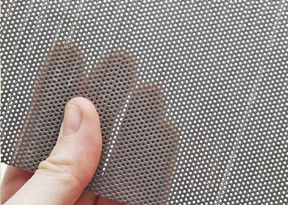 Logam Berlubang Lubang Mikro Dibuat oleh Mesin Punching CNC Kecepatan Tinggi, Presisi Halus, dan Lubang Kecil