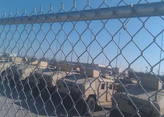 Pertahanan Militer 10 ft Chain Link Pagar Dengan Benang Beruntai Dan Razor Wire