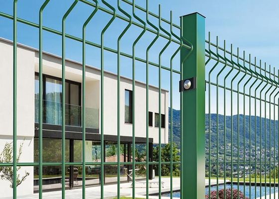 Hot Dip Galvanized 50×200mm 3D Security Fence 4mm Wire Diameter Dengan Square Post