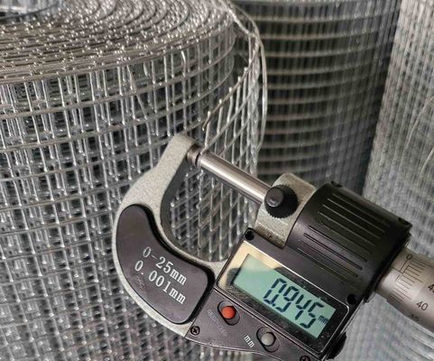 2.5-25cm Lubang 1 2 Galvanized Welded Wire Mesh Dengan Diameter 1mm-10mm 0.4-2m Jangkauan Lebar