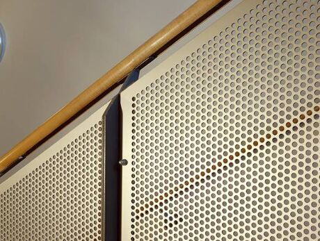 Kawat Perforasi Logam yang Diperluas Kekuatan Tinggi Desain Fleksibel Cocok untuk Pagar Keamanan dan Sistem Ventilasi