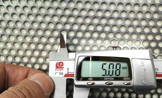 Precision Cut Metal Perforated Wire Screen Ideal untuk Panel Akustik dan Sistem Filtrasi Udara di Bangunan Komersial