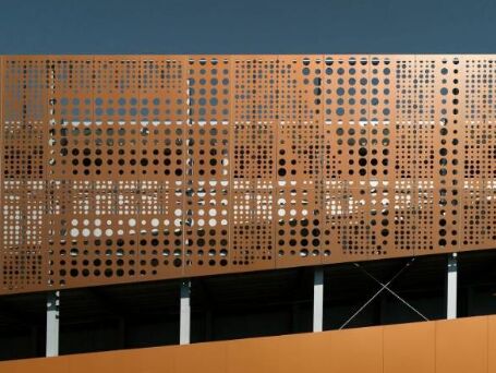 Aluminium Perforated Metal Wire Mesh Material ringan kuat Ideal untuk Ventilasi Screening dan penghalang pelindung