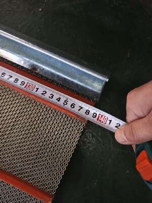Jaring Saringan Pembersih Diri SS 304 Anti Silau Kait RHS Kawat 1.2mm Strip Poliuretan 1470x1360mm